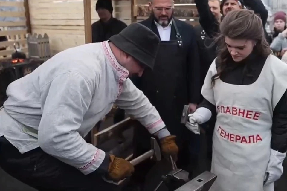 Свершение нового брака отпраздновали прямо на площади во время Масленицы.