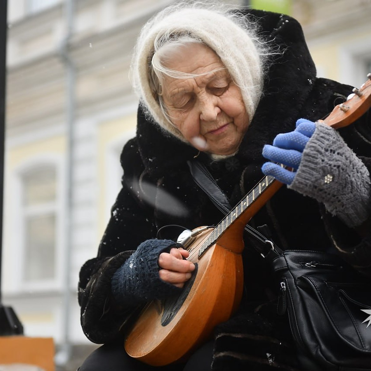 «Во сне был знак играть для людей»: невероятная история 88-летней бабушки с  домрой, ставшей уличным музыкантом - KP.RU