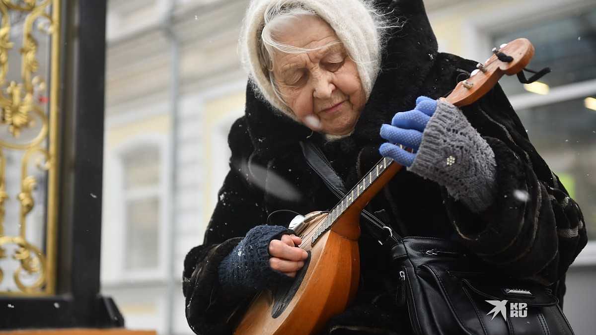 «Во сне был знак играть для людей»: невероятная история 88-летней бабушки с  домрой, ставшей уличным музыкантом - KP.RU