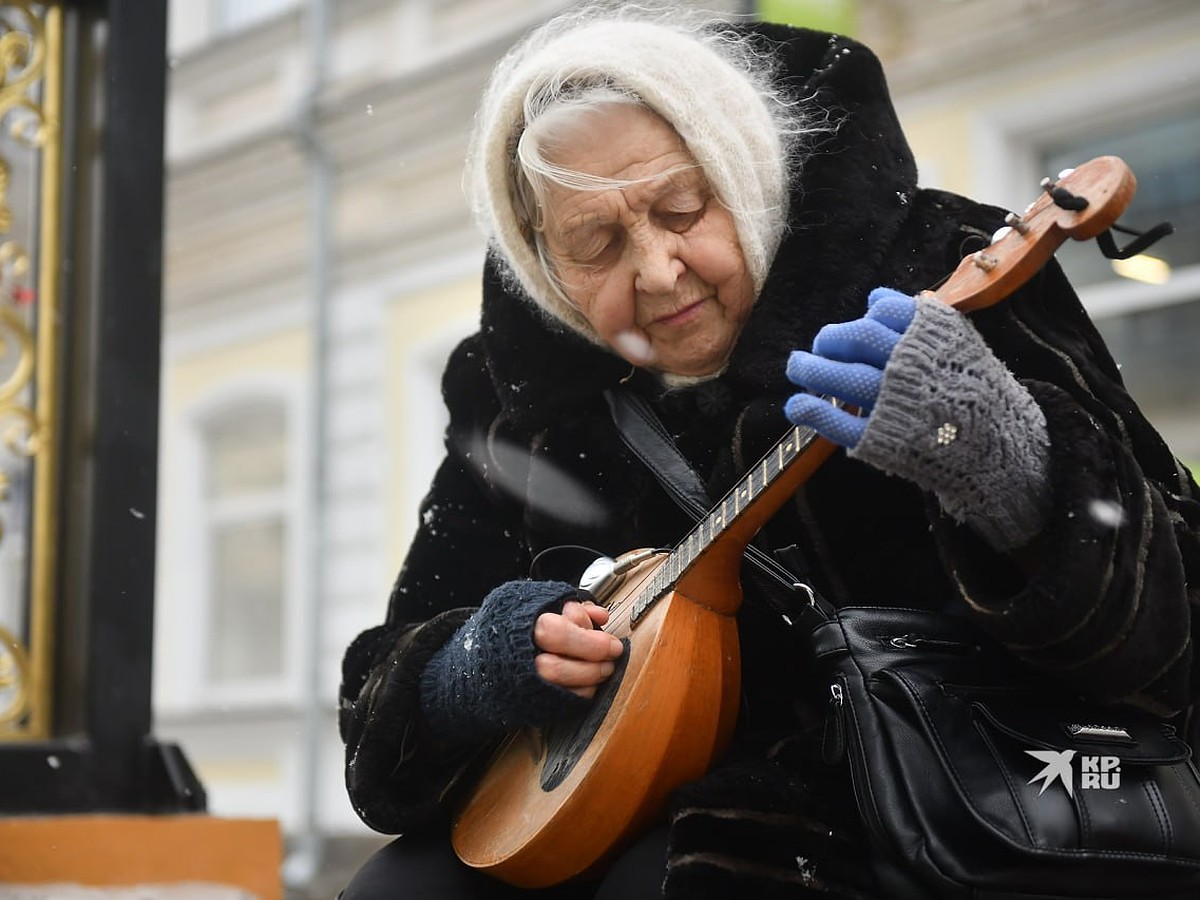 «Во сне был знак играть для людей»: невероятная история 88-летней бабушки с  домрой, ставшей уличным музыкантом - KP.RU