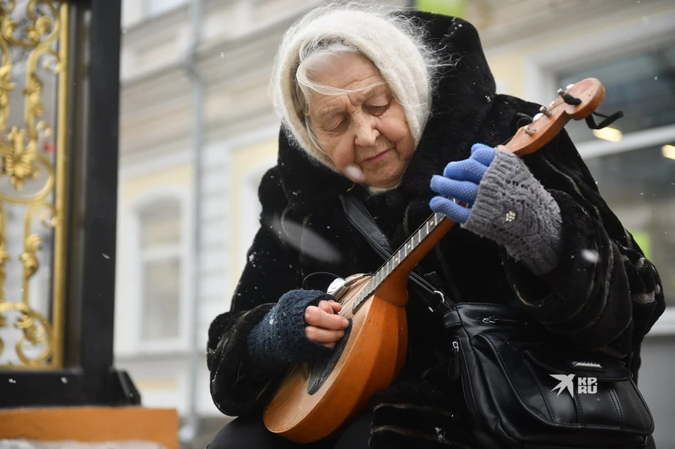 Людмиле Федоровне 88 лет и она отлично играет на домре