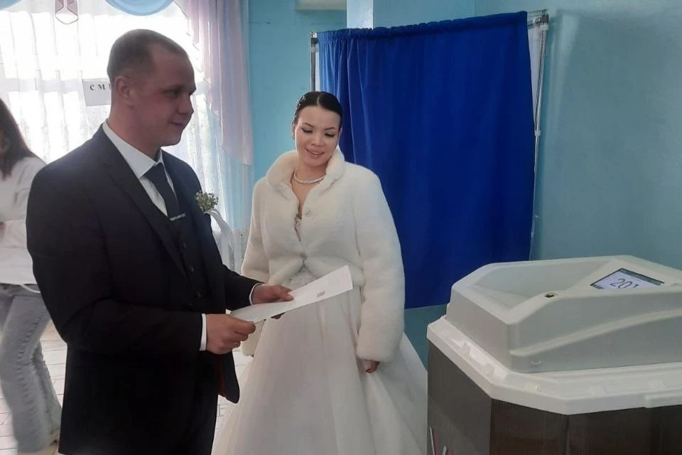 Члены УИК поздравили молодоженов и пожелали им всех благ.