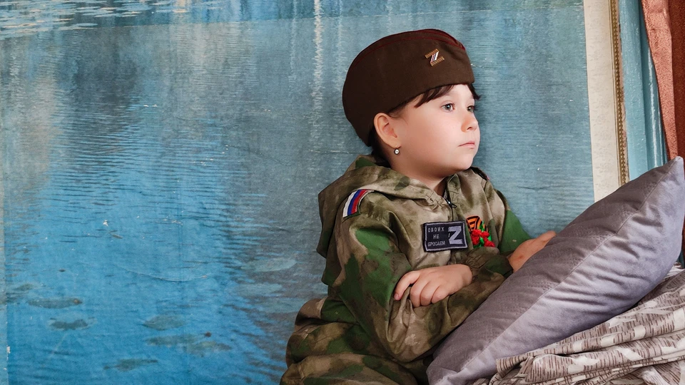 10-летняя Ева Сартакова дружит с российскими военными и носит форму