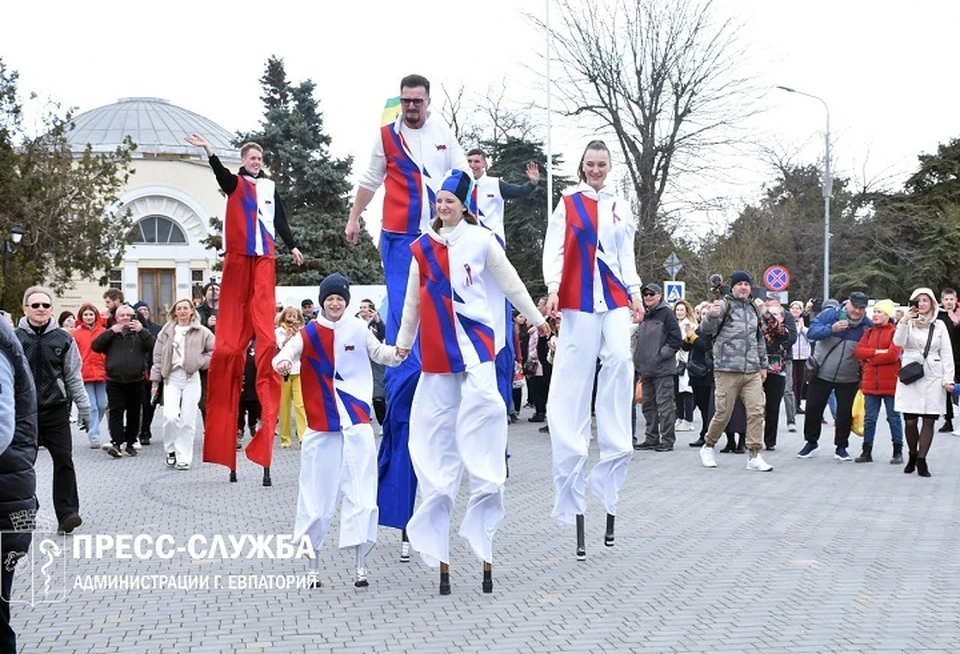 Артисты театра на ходулях прошли 10 километров по городу в Евпатории. Фото: администрация Евпатории