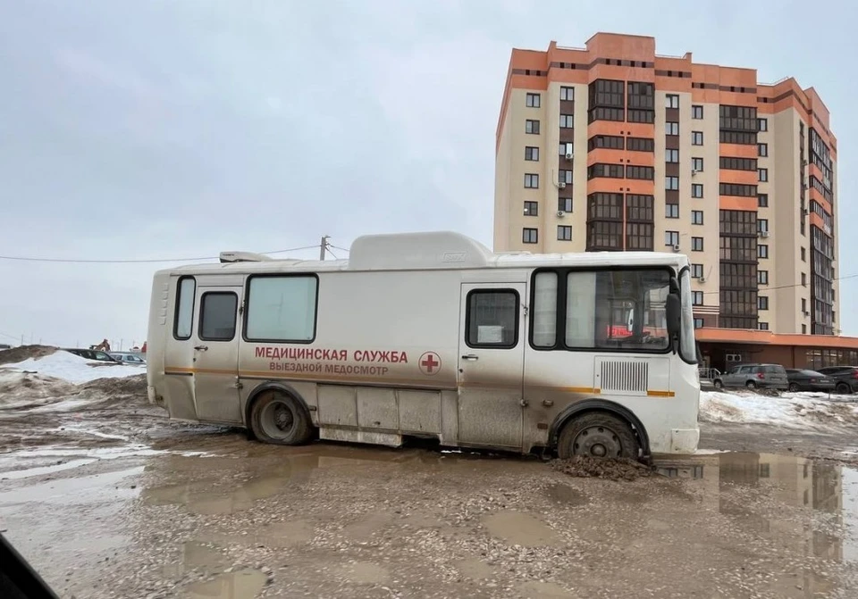 В Калуге на Правом берегу среди многоэтажек застрял транспорт -KPRU