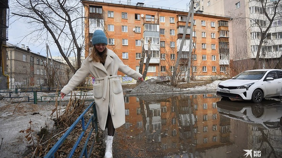 На улице Пехотинцев в Екатеринбурге образовалась огромная лужа - KP.RU