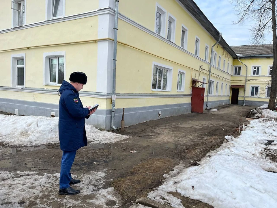 В Ярославской области курсант пострадал из-за глыбы льда, падающей с крыши дома