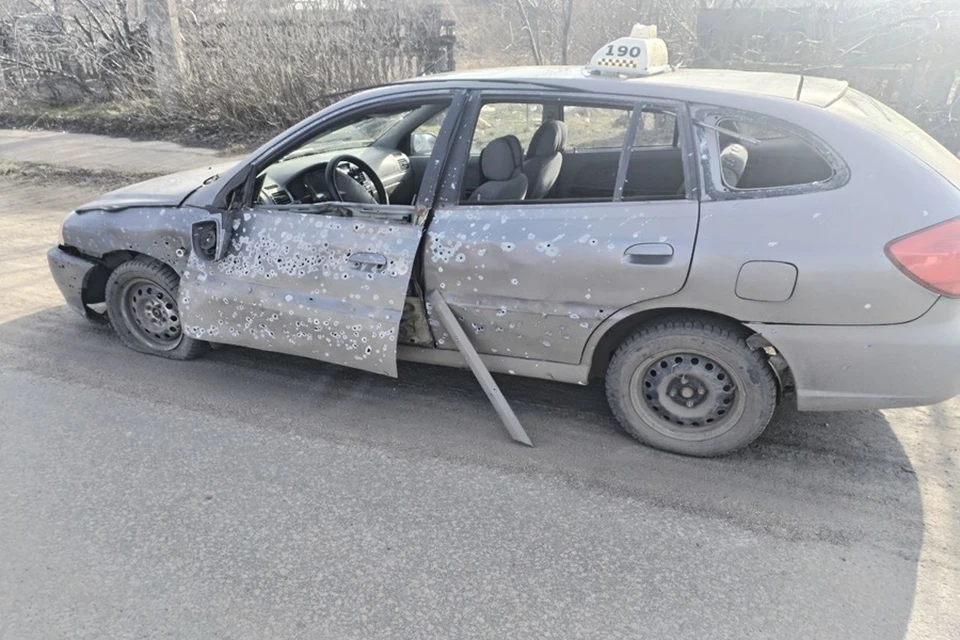 В результате сброса боеприпаса с беспилотника ВСУ в Горловке повреждение получил автомобиль службы такси. Фото: ТГ/Приходько