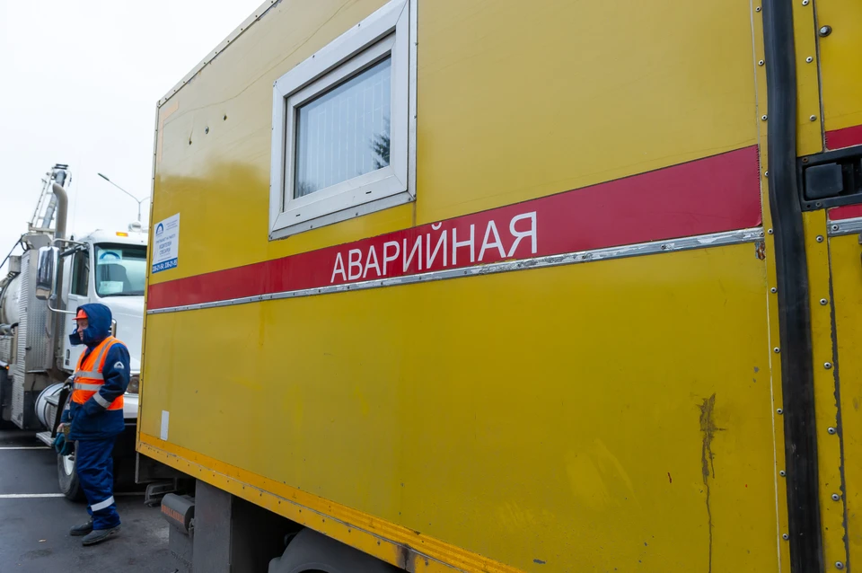 Дорогу затопило на Бассейной улице в Петербурге из-за лопнувшего гидранта.