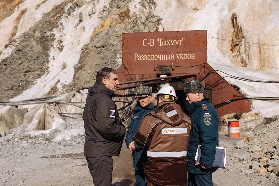Спасатели круглые сутки работают на руднике. Фото: принтскрин видео ГУ МЧС России по Амурской области. Фото: OrlovAmur.