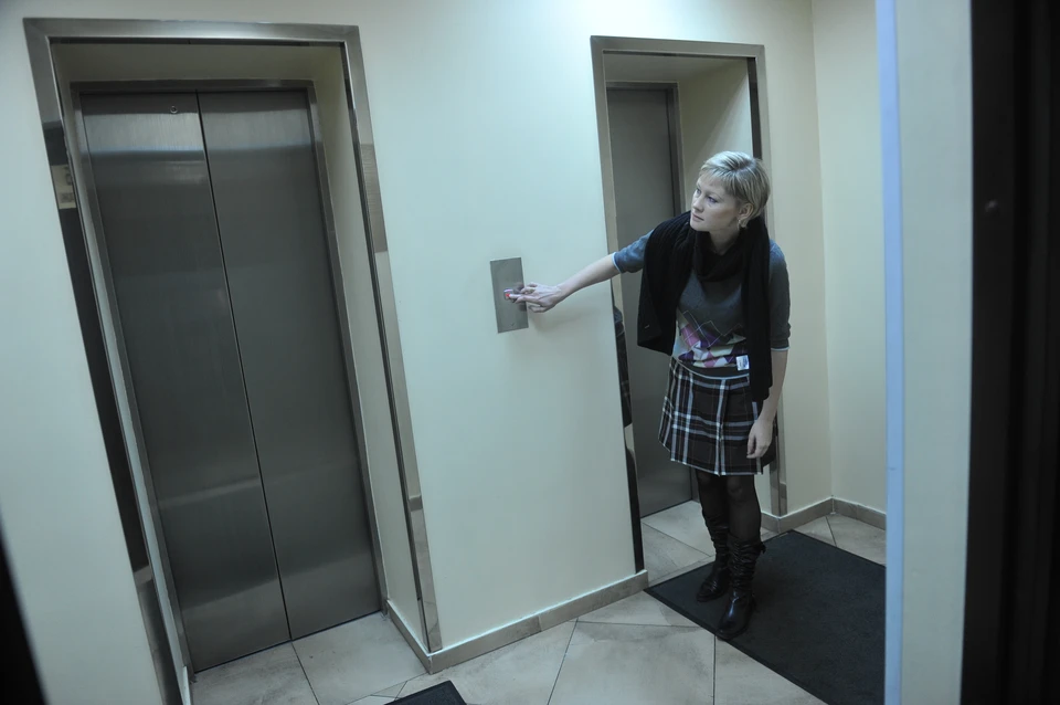 Лифт остановился на первом этаже дома, но двери не открылись