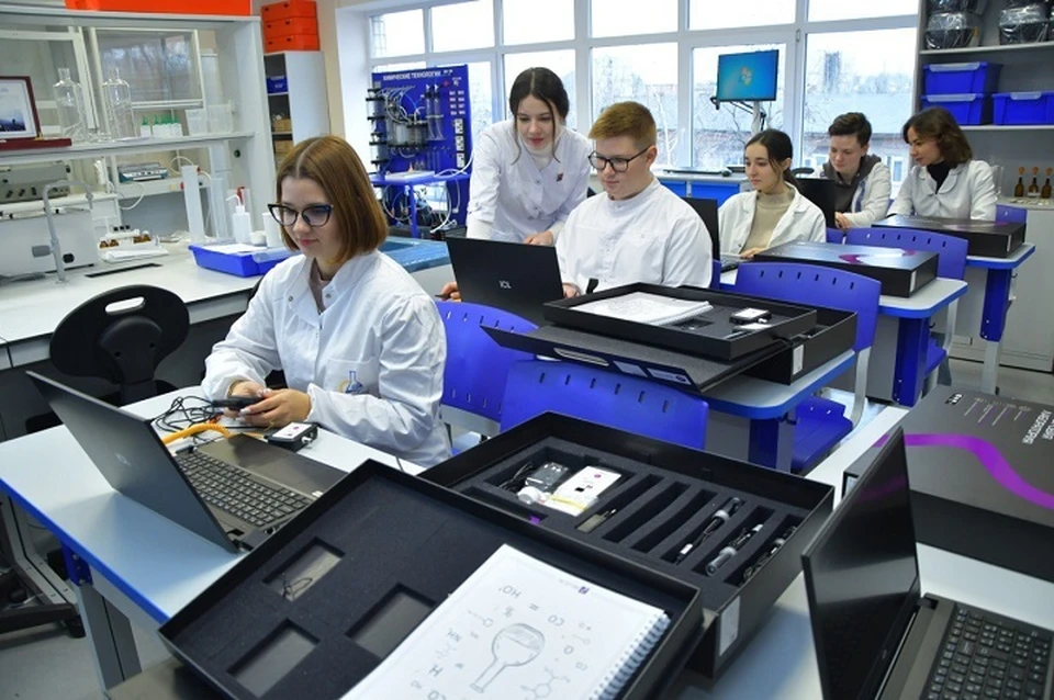 Студенты уже работают в лабораториях над научными исследованиями, своими выпускными работами и проектами. Фото: ТГ/Толстыкина