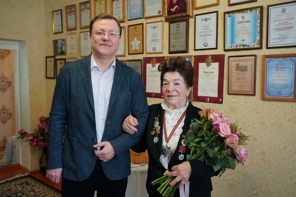 Глава региона поздравил именинницу. Фото: Андрей Савельев