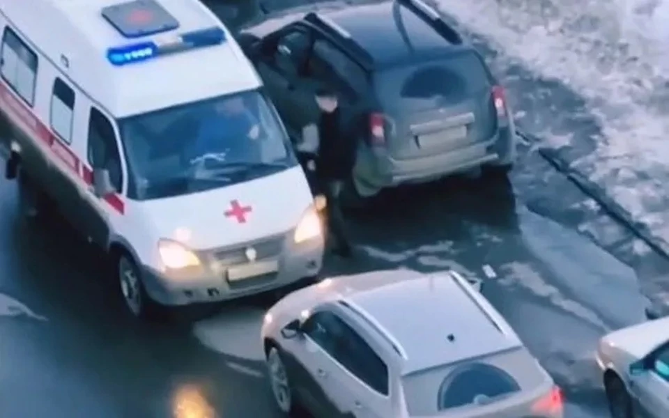 Автомобиль медиков был с включенной сиреной и проблесковыми маячками. Фото: скриншот из видео