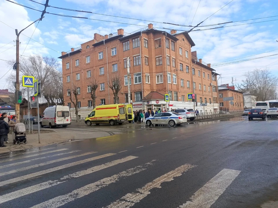 Фото: в Костроме задержан водитель, который сбил маму и ребёнка на тротуаре
