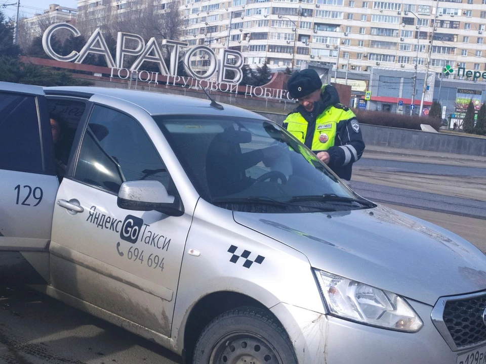 Фото: В Саратове сотрудники ГИБДД ловили таксистов-нарушителей