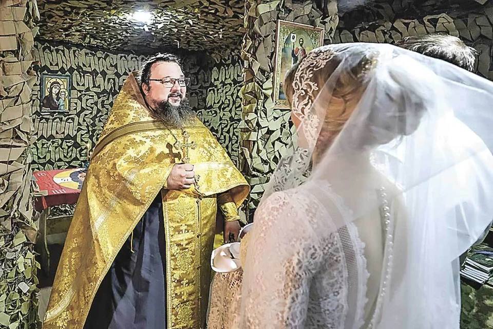 Таинство венчания Галины и Виталия совершил заместитель главного священника, протоиерей Петр Гриценко.