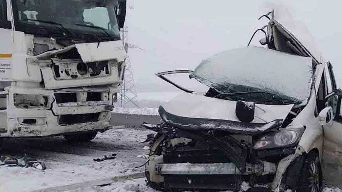 Смертельное месиво»: в Приморье автомобиль с тремя детьми и женщиной улетел  под КамАЗ - KP.RU