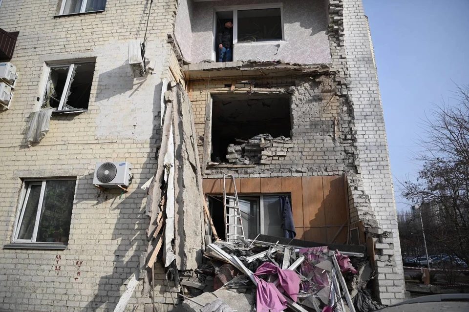 При обстреле в многоэтажке в Белгороде обрушились три балкона - погиб мужчина.
