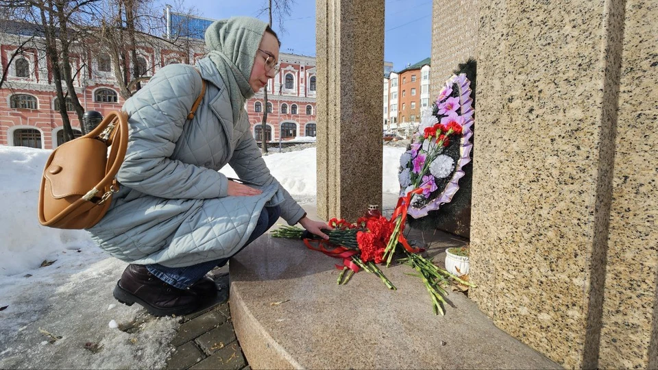 Чтобы почтить память жертв теракта 22 марта в подмосковном «Крокус Сити Холле», жители Перми с утра несут цветы к мемориалу в Сквере Уральских добровольцев.