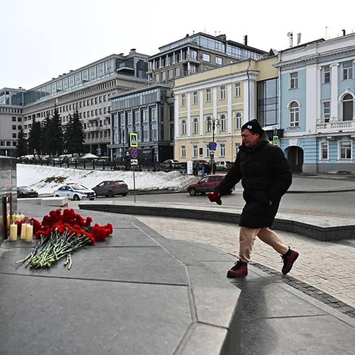 Стихийный мемориал, приспущенные флаги, траурные билборды: В Нижнем  Новгороде почтили память погибших при теракте в «Крокус Сити холле» - KP.RU