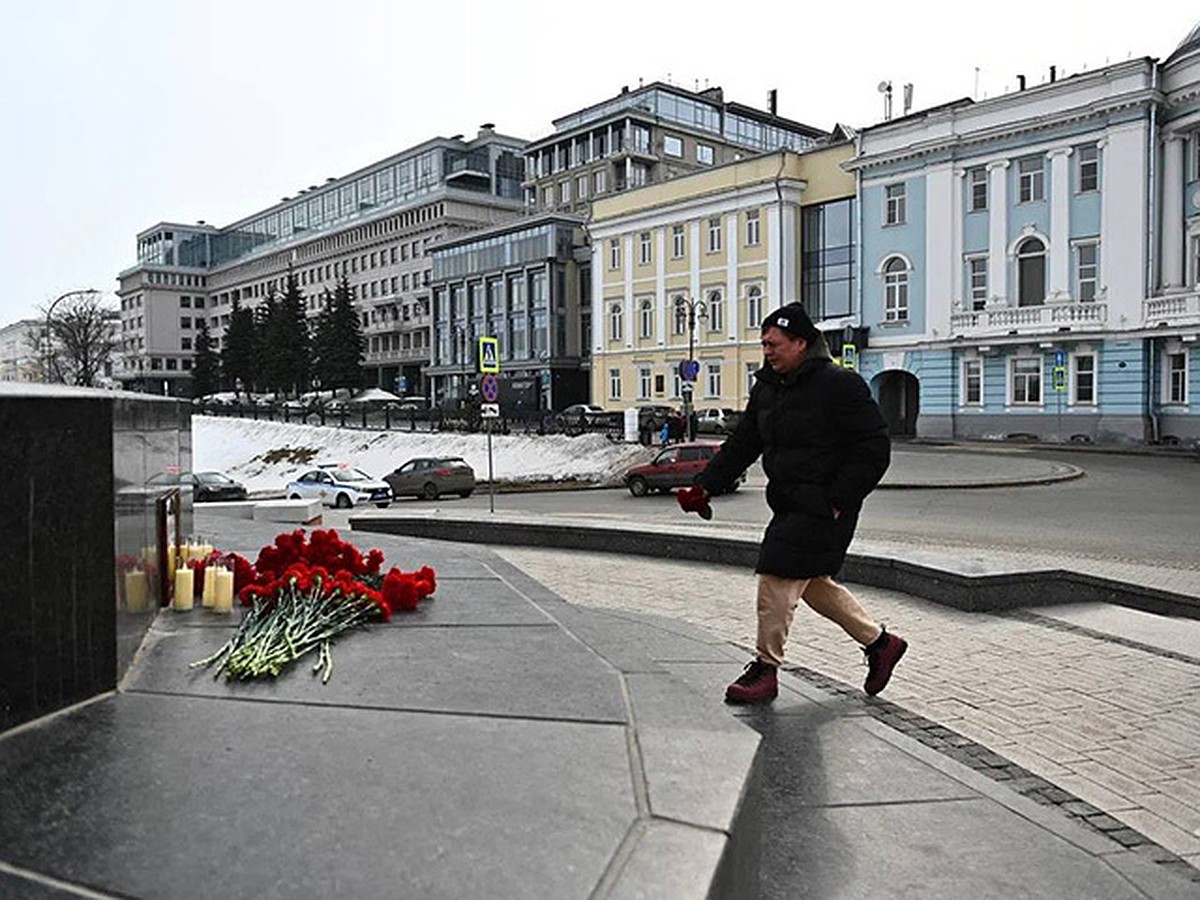 Стихийный мемориал, приспущенные флаги, траурные билборды: В Нижнем  Новгороде почтили память погибших при теракте в «Крокус Сити холле» - KP.RU