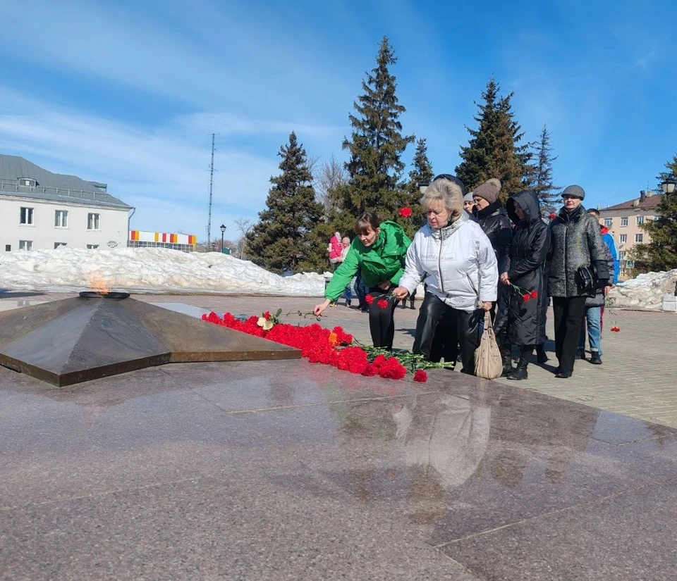 Тольяттинцы несут цветы к Вечному огню на площади Свободы