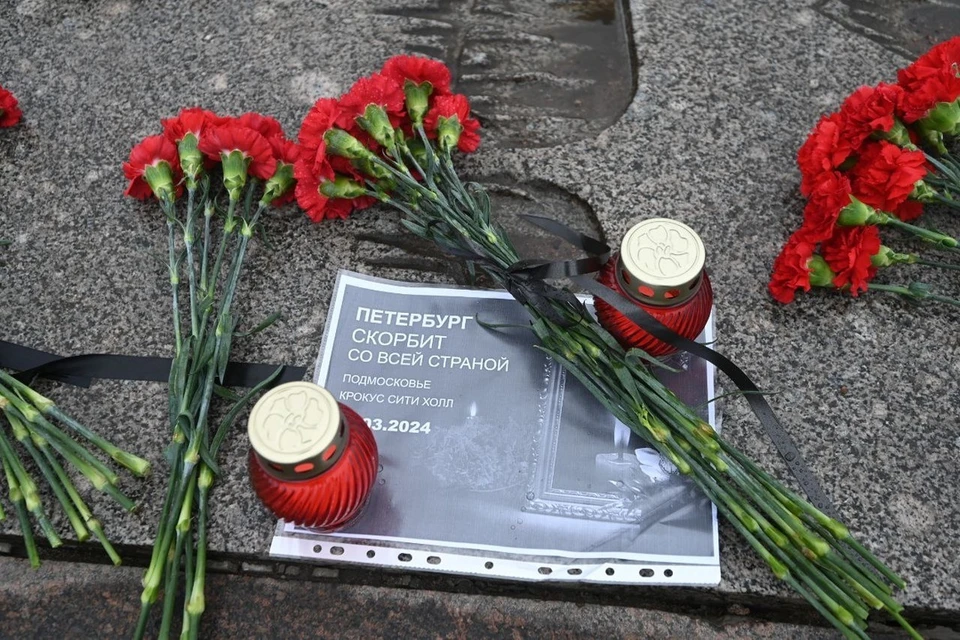 В Петербурге появились стихийные мемориалы и билборды с изображением зажженной свечи