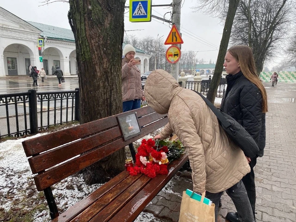 С самого утра костромичи несут цветы к мемориалу памяти в Ботниковском сквере