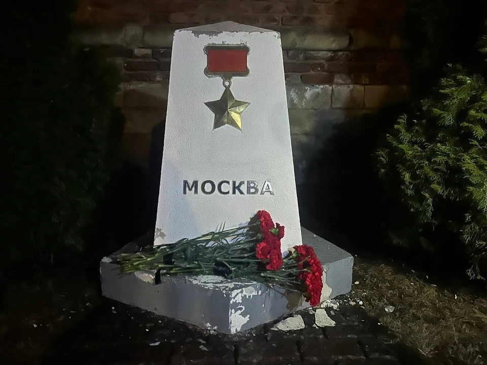 Смоляне несут цветы в сквер памяти Героев к стеле Москва. Фото: Семён Пегов.