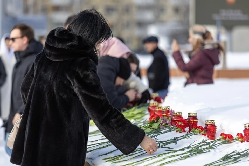К стихийному мемориалу в Сургуте горожане несут игрушки и цветы. Фото: соцсети главы города