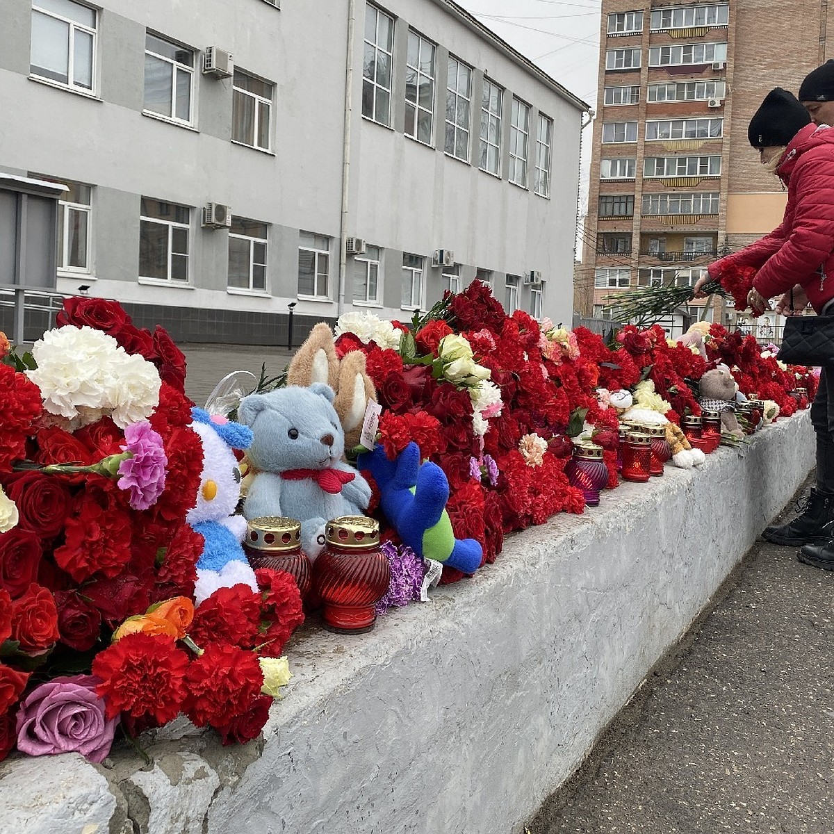 Стихийный мемориал в центре Рязани. Цветы в память о погибших в «Крокус  Сити» люди несут к МКЦ - KP.RU