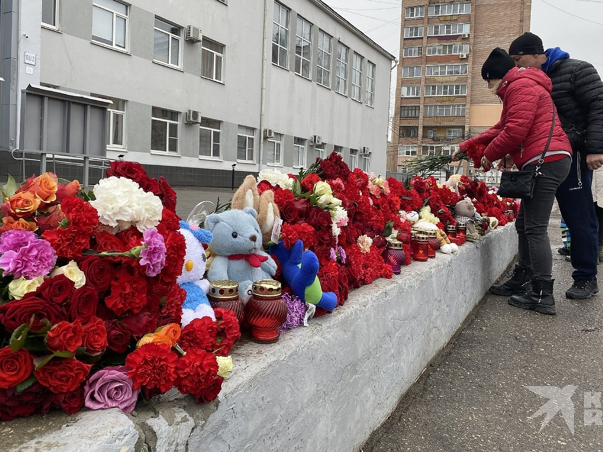 Стихийный мемориал в центре Рязани. Цветы в память о погибших в «Крокус Сити»  люди несут к МКЦ - KP.RU