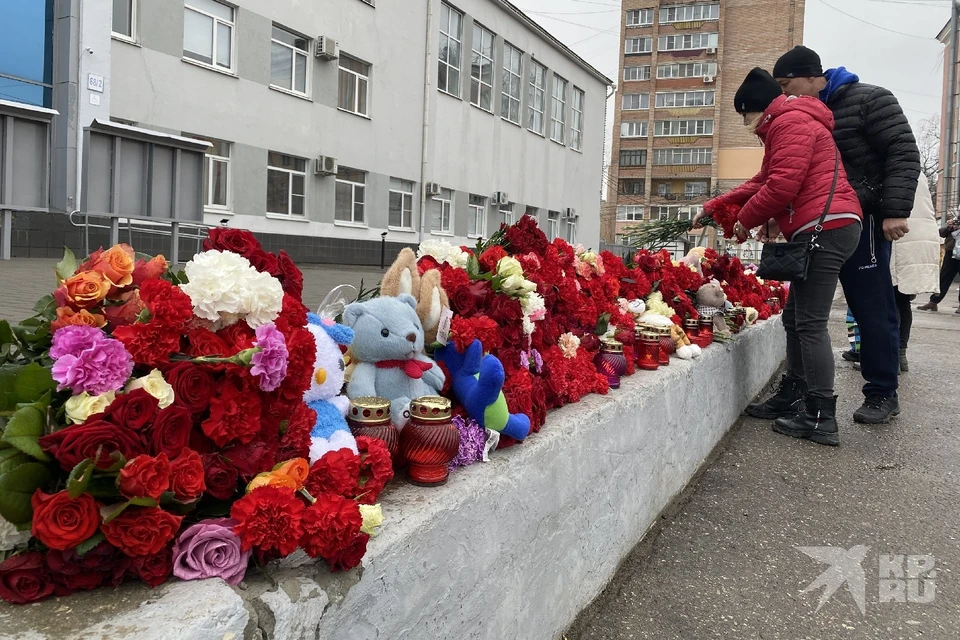 Цветы в память о погибших в «Крокус Сити» рязанцы несут к МКЦ на площади Победы.