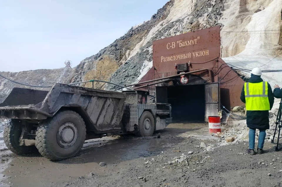 Из шахты продолжают вывозить грунт. Фото: рудник "Пионер"