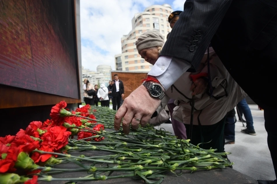 Жители Якутии несут цветы к стихийному мемориалу в память о погибших в теракте