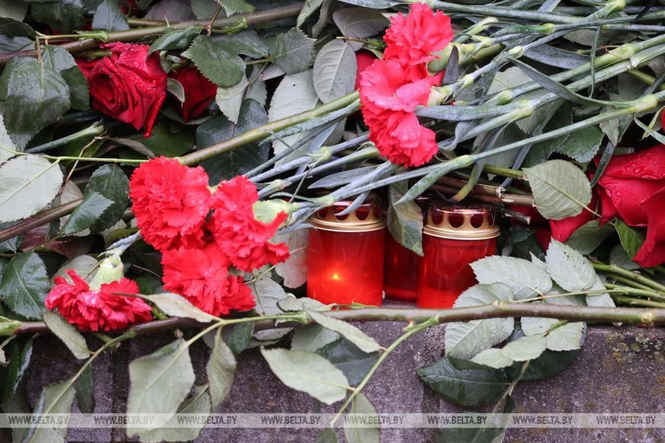Белорусы несут цветы к посольству России. Фото: belta.by