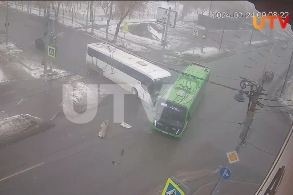 Водитель белого автобуса не уступил дорогу общественному транспорту. Фото: скриншот видео телеканал UTV
