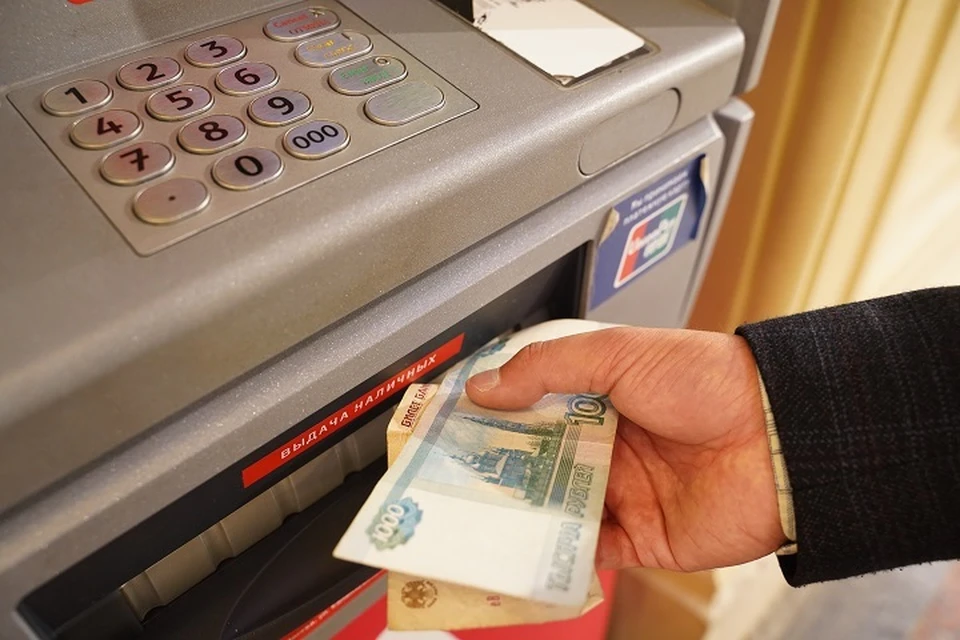 Мужчина присвоил деньги, случайно оставленные в банкомате жительницей Магадана