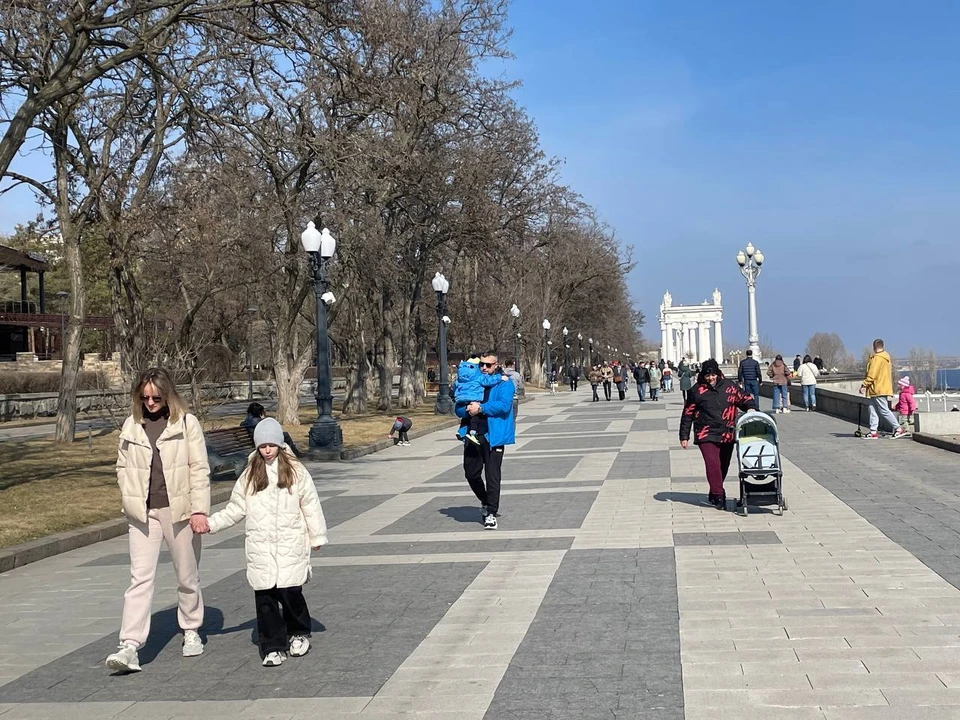 Волгоградцам посоветовали не прятать далеко теплые вещи, еще будет прохладно.