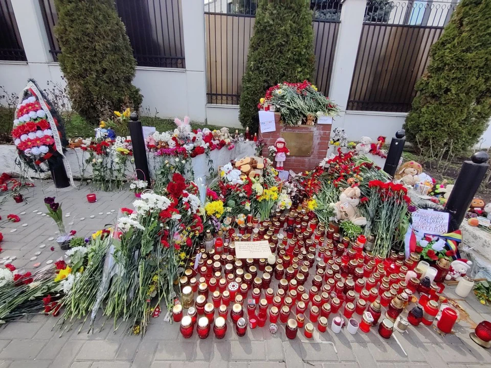 Люди несли цветы и свечи в российскому посольству в Кишиневе (Фото: соцсети).