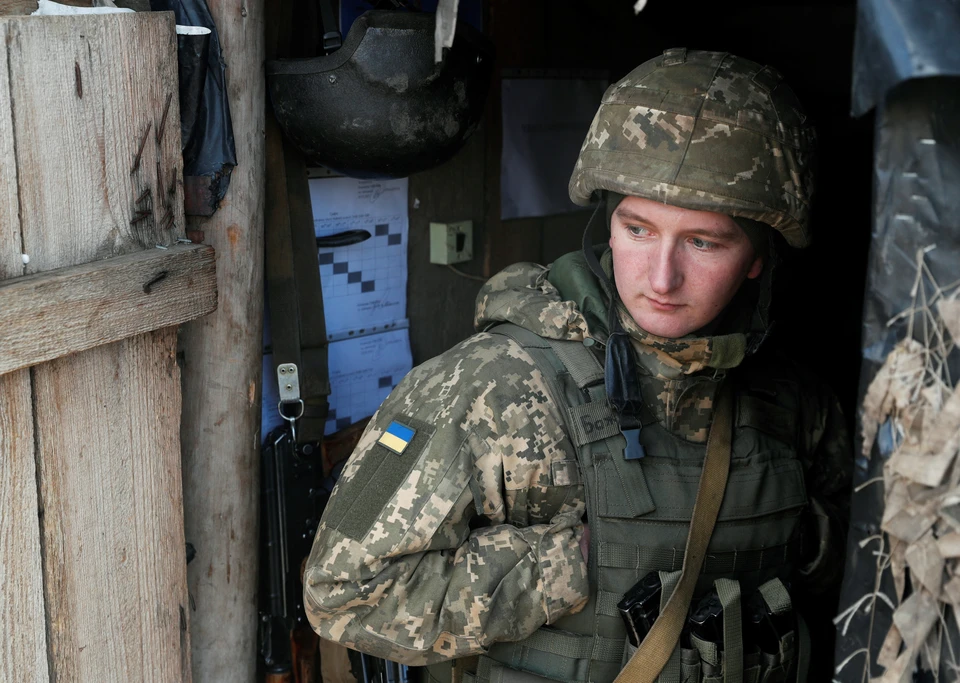 На Украине решили заменить срочную службу базовой военной подготовкой, которую должны пройти все молодые люди, начиная с 18 лет.