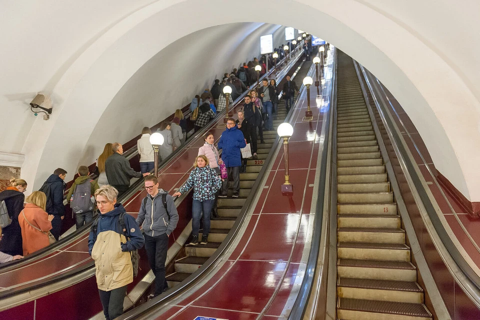 Станцию метро «Крестовский остров» дважды закрывали на вход утром 26 марта из-за остановки эскалатора.