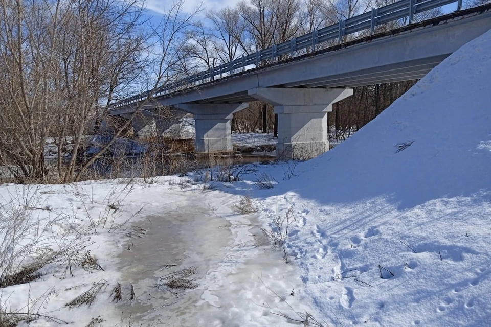Чтобы не образовались ледяные заторы у мостов, организованы подрывы льды.