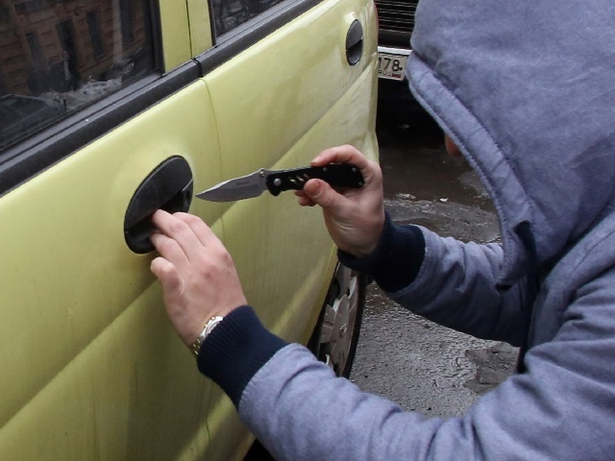 В Набережных Челнах задержали угонщиков, которые вручную толкали автомобиль  - KP.RU