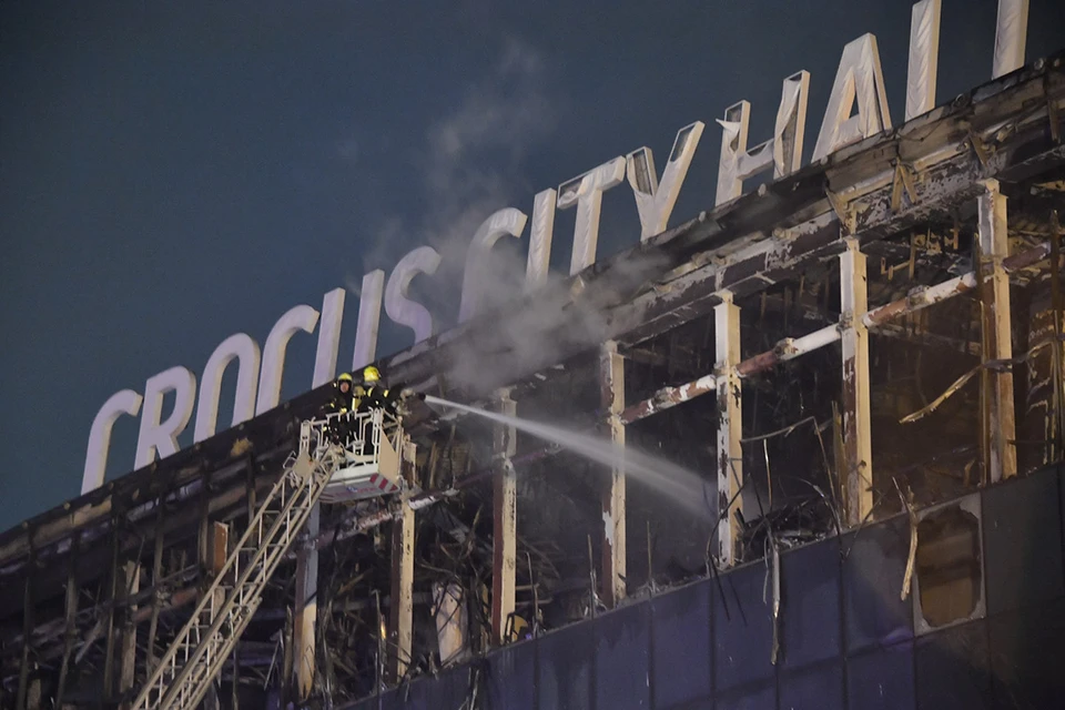 По словам очевидцев, террористы бросили в зал несколько коктейлей Молотова. Однако многие обыватели удивлены, насколько быстро огонь охватил огромное здание.