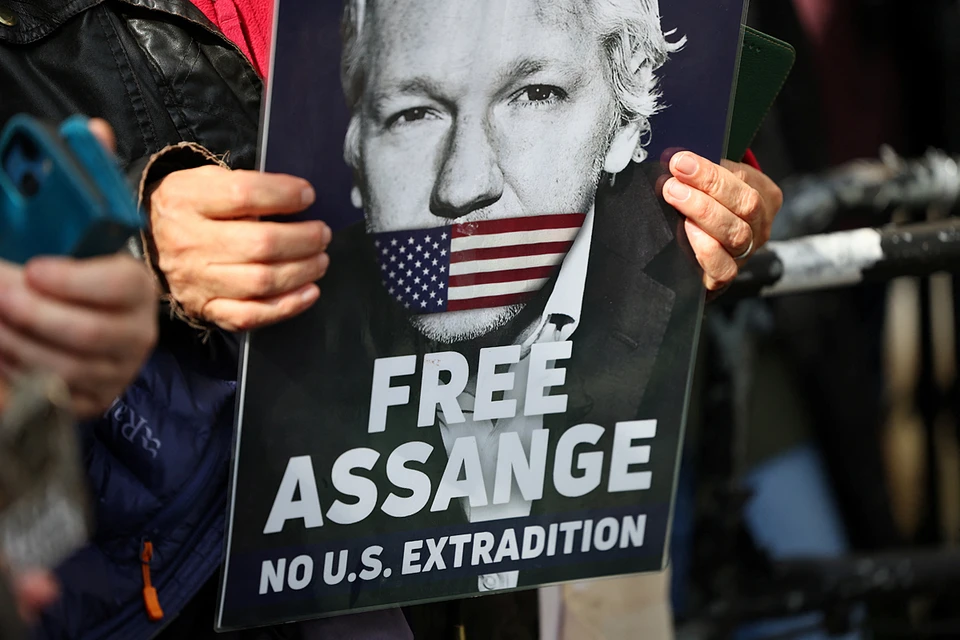 Адвокаты и сторонники основателя Wikileaks считают преследование политически мотивированным, требуют защитить его от расправы