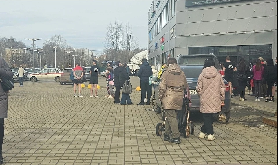 Торговый центр эвакуировали в районе четырех часов дня. Фото: "Подслушано в Ярославле"