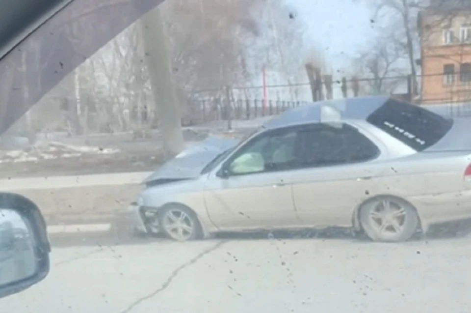 В Новосибирске водитель седана на скорости влетел в столб . Фото: кадр из видео.