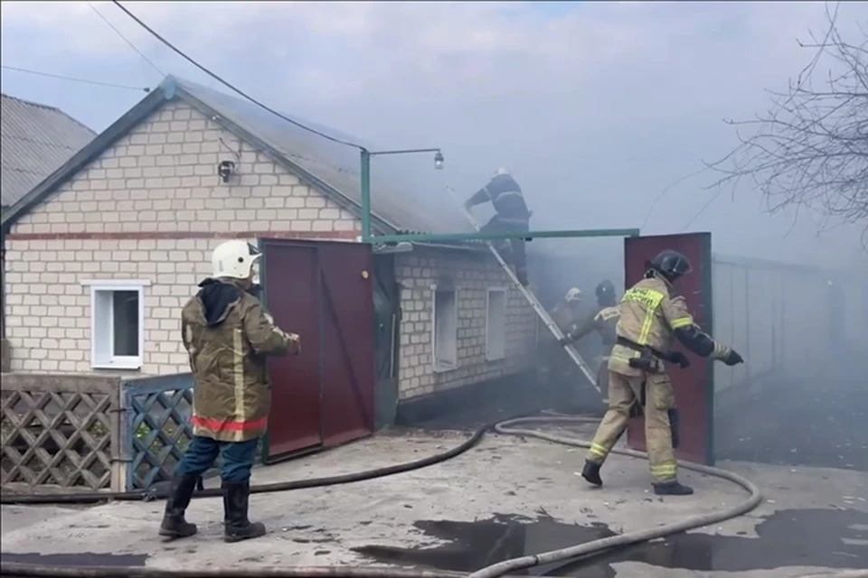 27 марта в 14:15 в Луганске на улице 1 Мая горел частный дом, в результате чего пострадал его хозяин. Фото - МЧС ЛНР